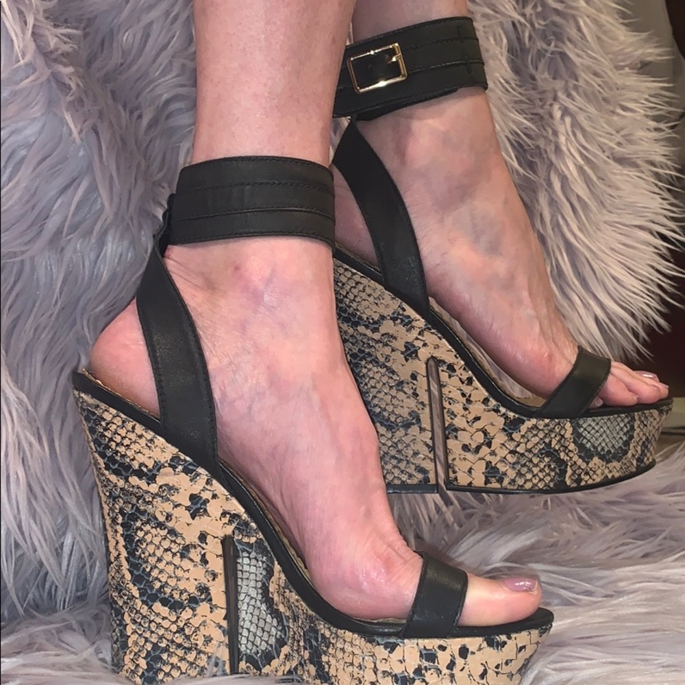Beautiful Bebe snakeskin Boho wedges! 😍